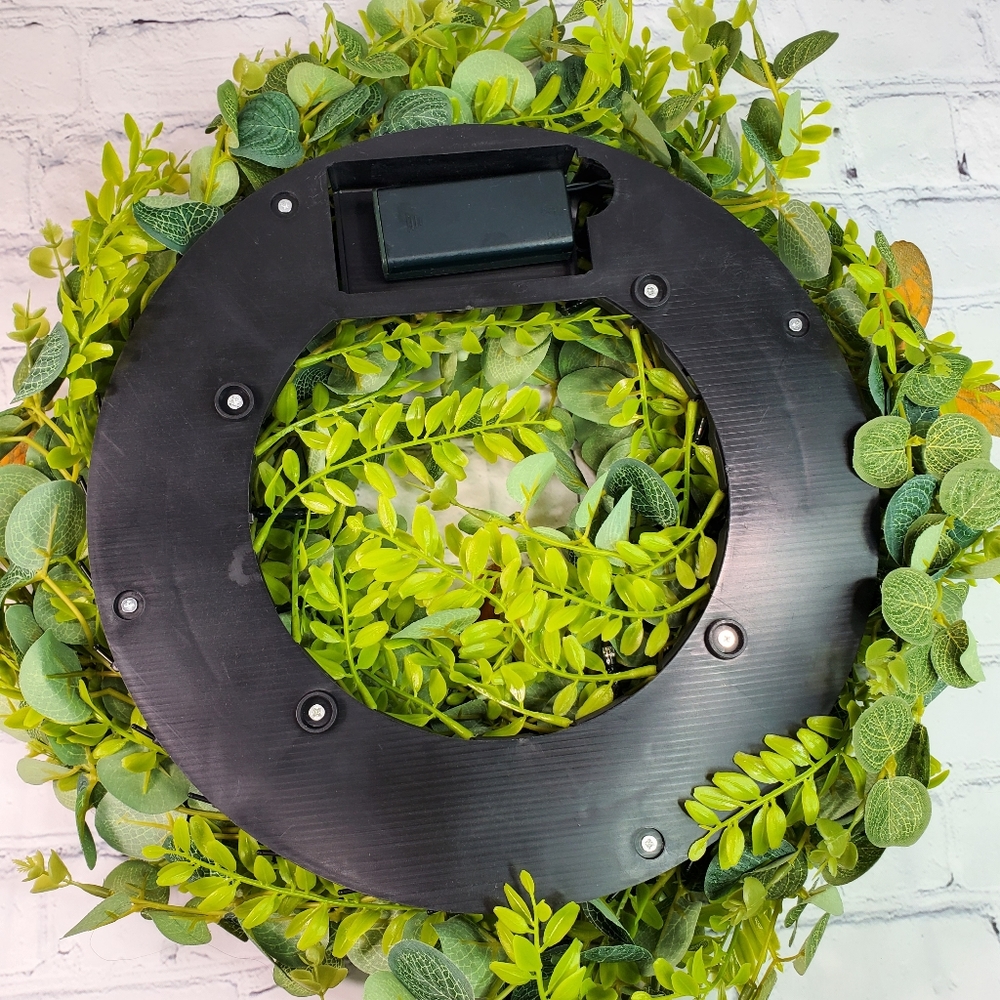 Eucalyptus wreath with artificial butterflies with integrated lights - Picture 3 of 4